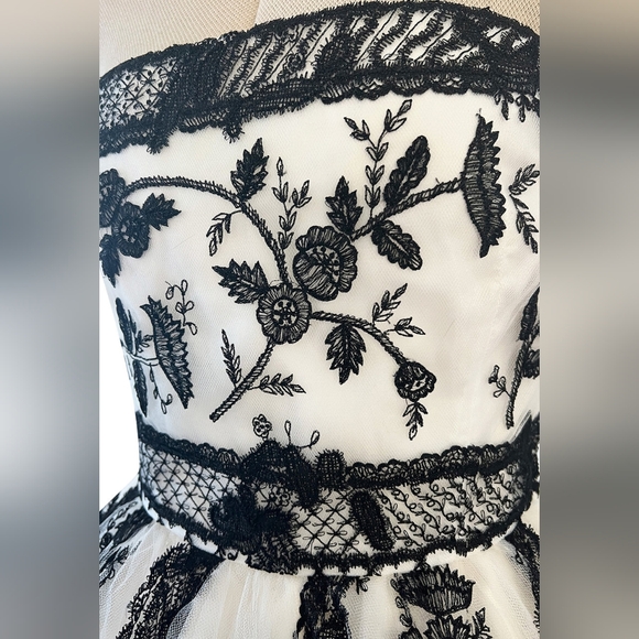 *$8,900 OSCAR DE LA RENTA WHITE BLACK EMBROIDERED RUNWAY GOWN US S - Picture 5 of 14
